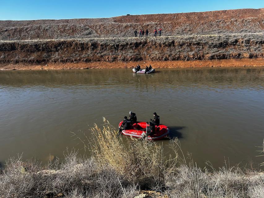 Sulama kanalında kaybolan sürücü aranıyor