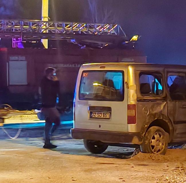 Kontrolden çıkan hafif ticari araç devrildi: 2 yaralı