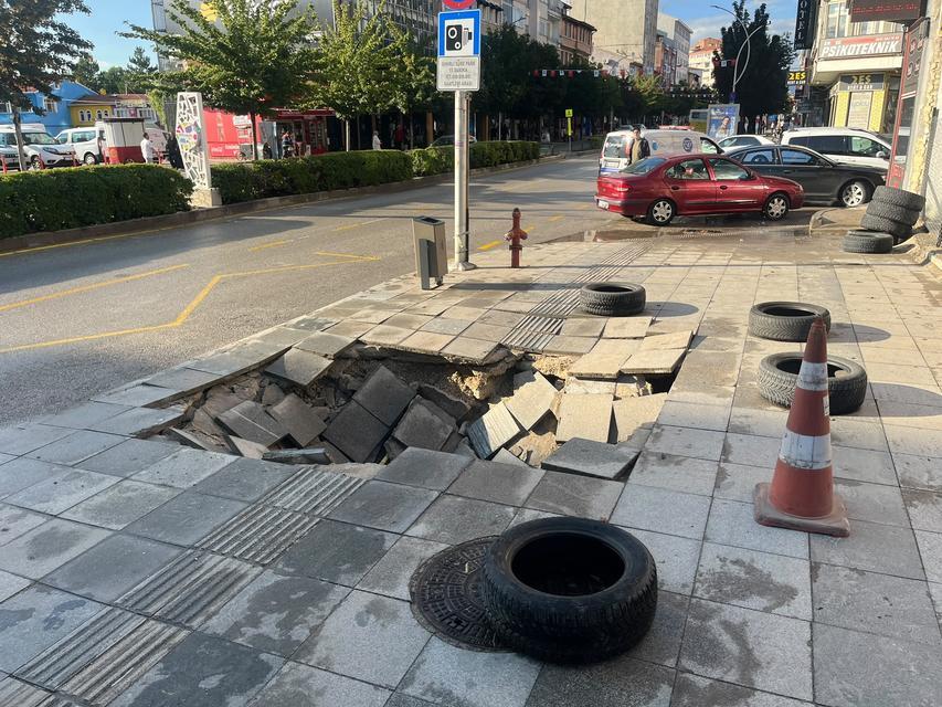 Sağanak yağış sonrası kaldırım çöktü