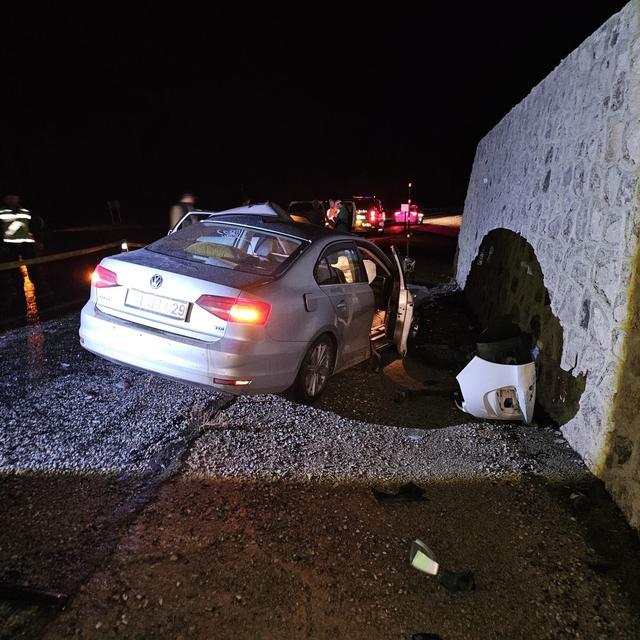 İki otomobil çarpıştı: 1 ölü, 2 yaralı