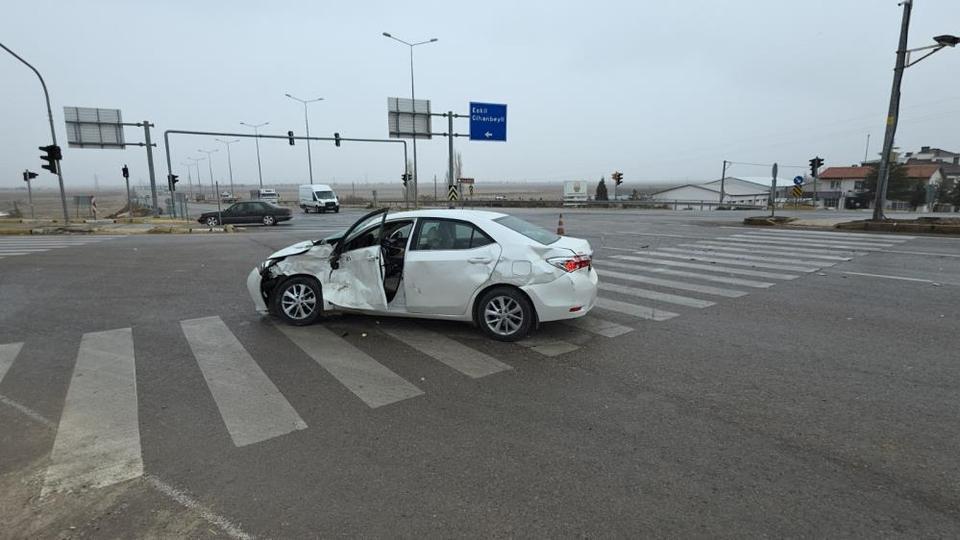 Tır ile otomobil çarpıştı: 4'ü hakem 5 yaralı