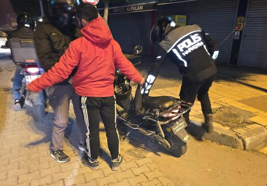 Parklarda, sokaklarda uyuşturucu içen 12 kişi suçüstü yakalandı