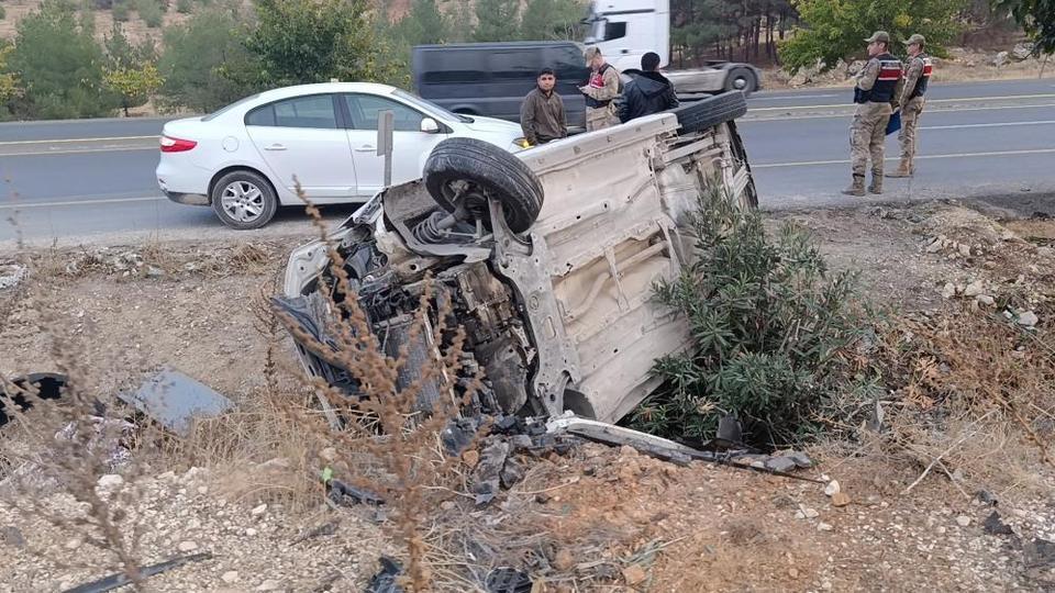 Hafif ticari araç devrildi: Baba ve oğlu yaralandı