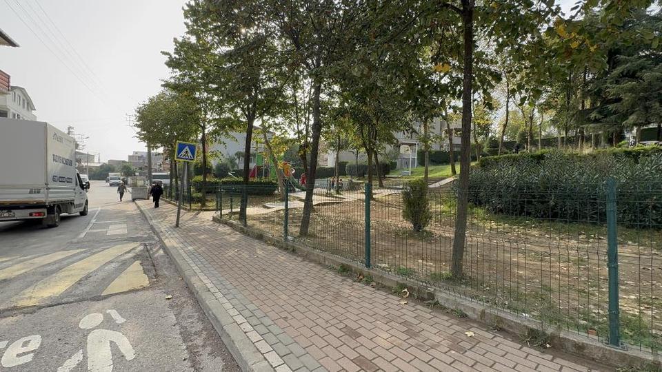 Çöp kamyonunun çarptığı belediye işçisi hayatını kaybetti