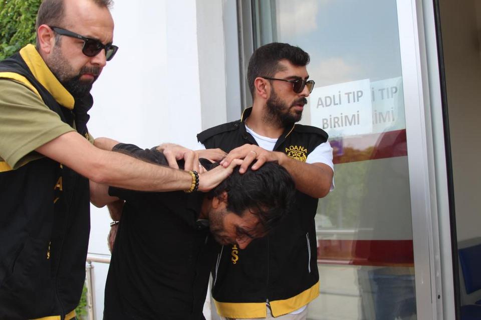 "Beni aldatıyor" şüphesi dehşete dönüştü! Birlikte yaşadığı kadını çekiçle darbedip boğazından bıçakladı