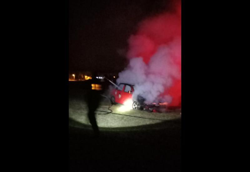 Seyir halindeki otomobil alev aldı