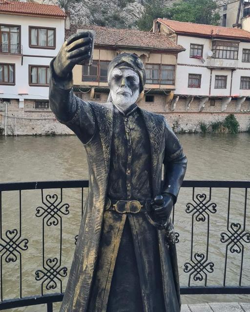 Selfieci şehzade heykeline boyalı saldırı