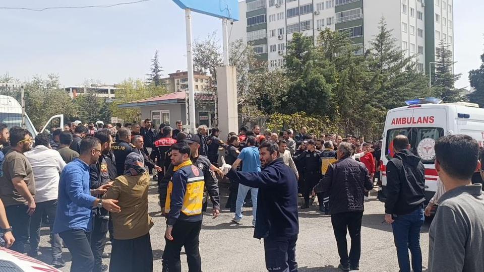 Ortaokulda silah sesleri yankılandı: Yaralılar var