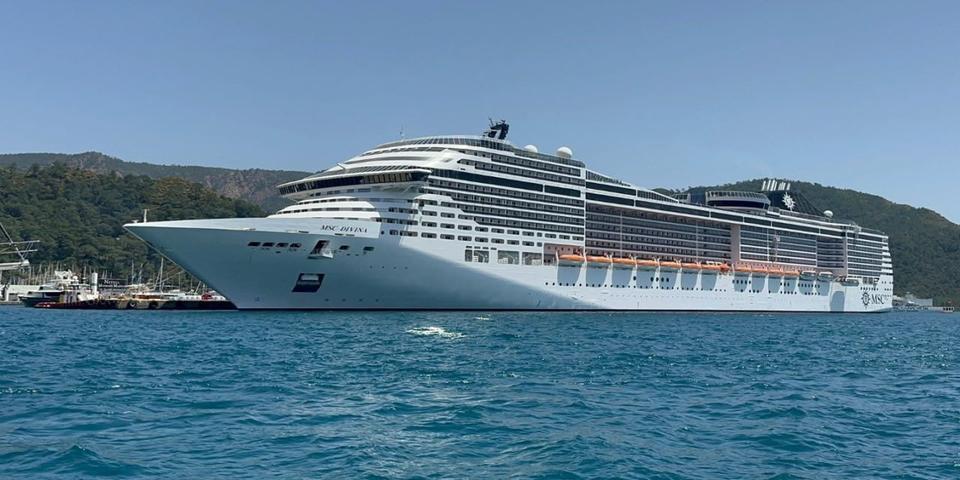 Dev yolcu gemisi 5 bin yolcusu ile Marmaris’e demir attı