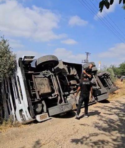 OSMANİYE'DE KONTROLDEN ÇIKAN TIR DEVRİLDİ: 2 YARALI
