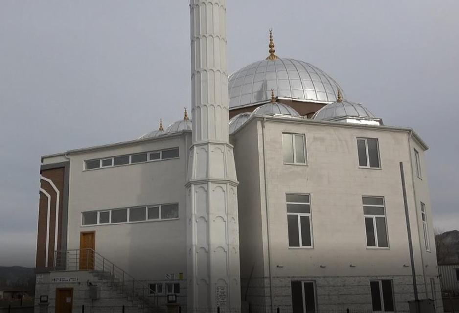 Camide çocuklara müezzinlik tartışması yumruklu saldırıya dönüştü