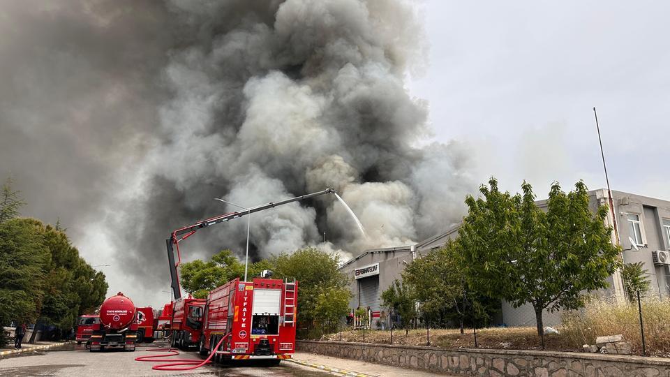 Uşak’ta tekstil fabrikasında çıkan yangına müdahale ediliyor
