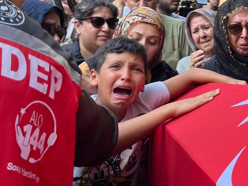 YANGIN ŞEHİDİNİN OĞLU "BABA, BEN SENSİZ NE YAPACAĞIM?" DİYE FERYAT ETTİ ORMAN YANGININDA ŞEHİT OLAN EYÜP DERELİ, GÖZYAŞLARI İÇİNDE SON YOLCULUĞUNA UĞURLANDI BAKAN YUMAKLI DA YANGINDA ŞEHİT OLAN EYÜP DERELİ'NİN CENAZESİNE KATILDI