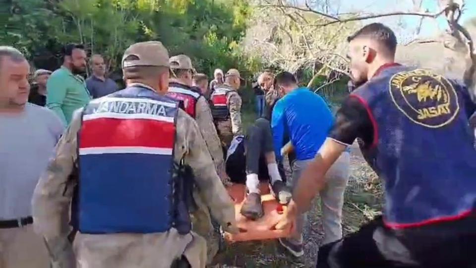 Kaybolan görme engelli yaşlı adamı jandarma zeytinlikte buldu