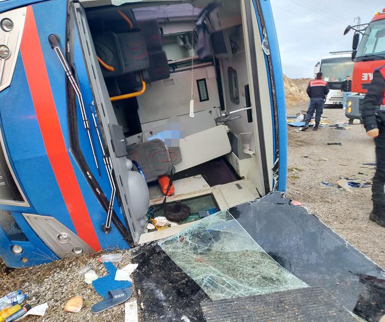 Cezaevi nakil aracı devrildi