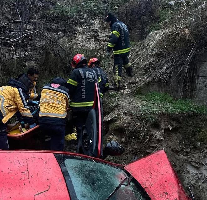 Kontrolden çıkan otomobil 30 metrelik uçuruma düştü! 5 kişi yaralandı