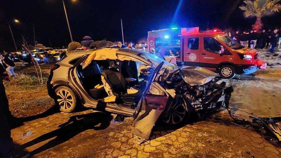 Kafa kafaya çarpışma: Otomobil kazasında 3 kişi ağır yaralandı