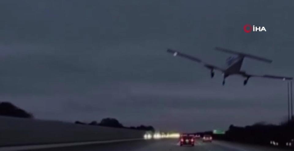 Uçak seyir halindeki araca çarptı