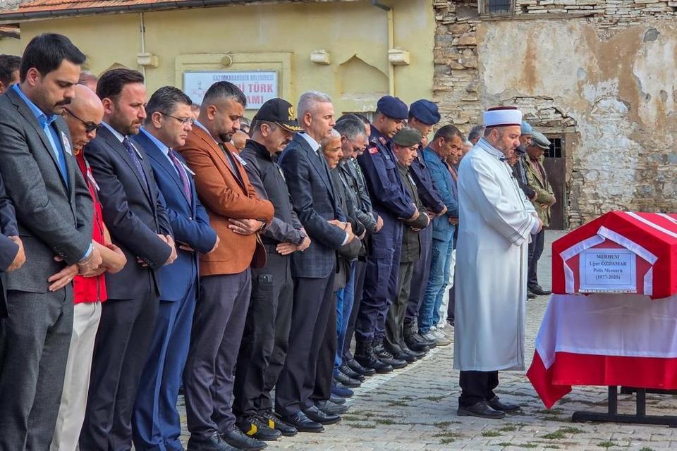 Polis memuru kalbine yenik düştü