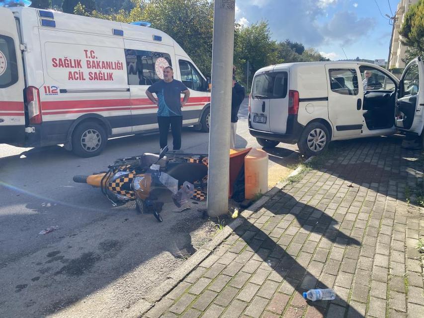 Ehliyetsiz genç kuryeye çarptı