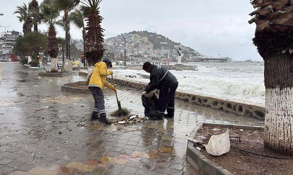 Kuşadası Belediyesi’nden sağanak ve fırtına mesaisi