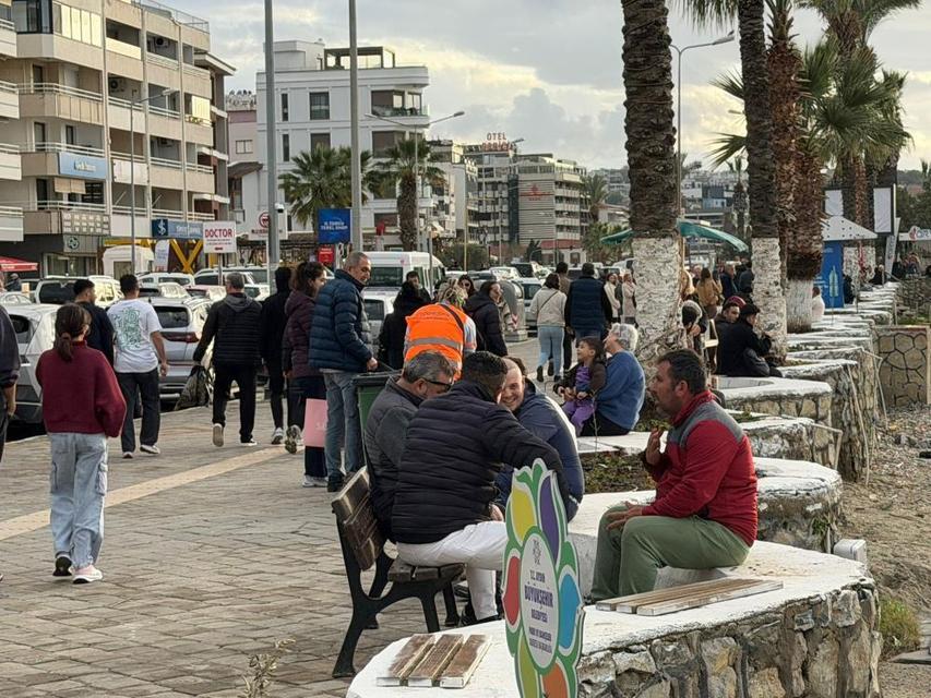 Fırtına sonrası Kuşadası'nda güneş yüzünü gösterdi, sahiller şenlendi