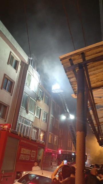 Çatı katında çıkan yangında 1 kişi yaralandı