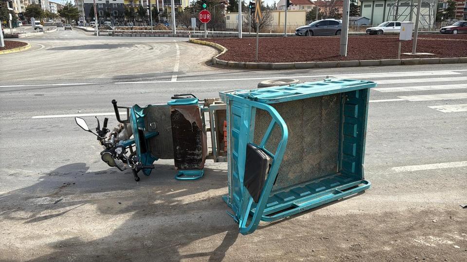 Tırın çarptığı mopette bir kişi öldü, 3 kişi yaralandı