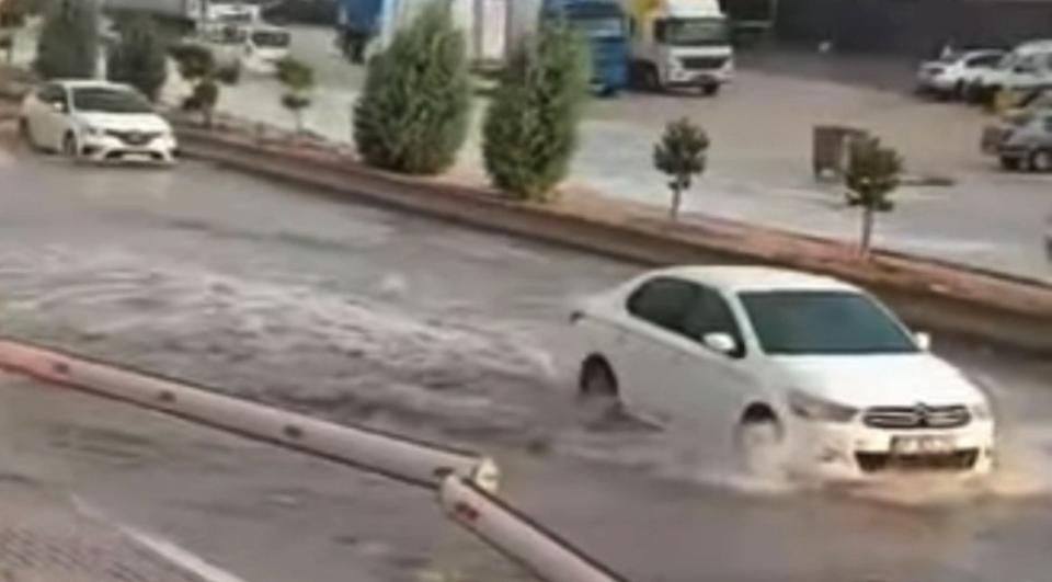 Sağanak yağış cadde ve sokakları göle çevirdi