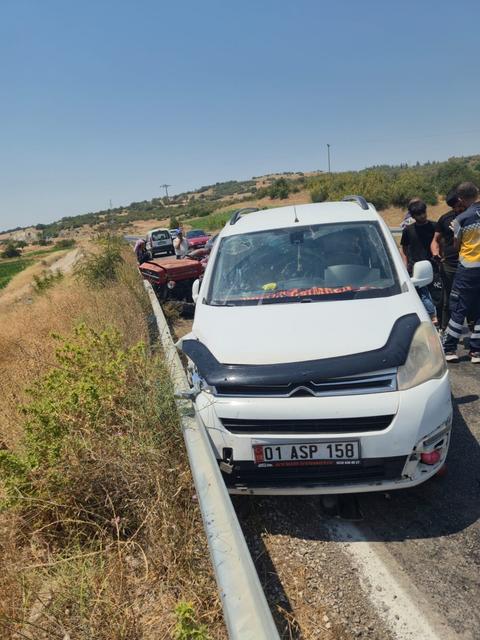 BALIKESİR'DE TRAKTÖRLE OTOMOBİL KAZA YAPTI: 5 YARALI