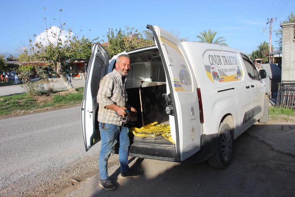 Aydın’da mobil traktör tamircisi çiftçilerin yüzünü güldürüyor