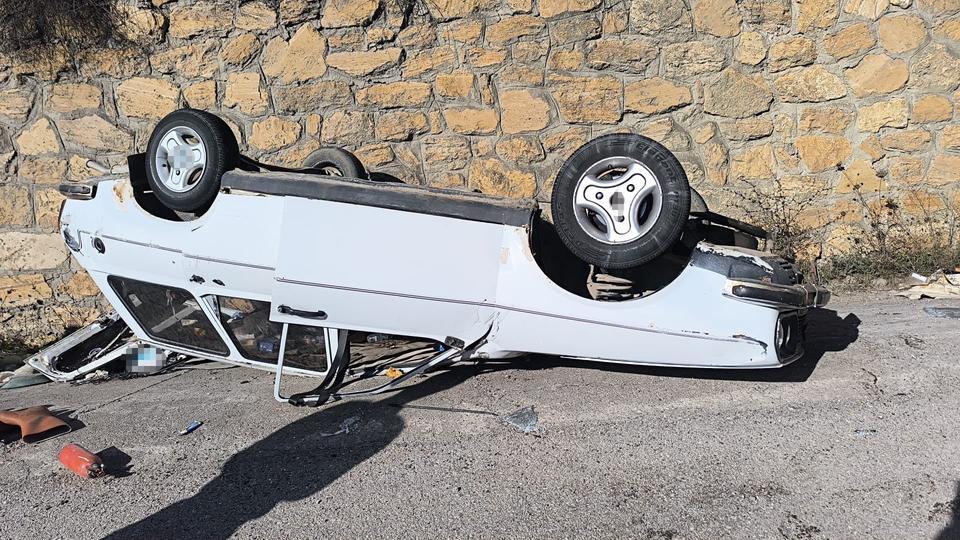 İstinat duvarına çarpan otomobil ters döndü: 3 yaralı