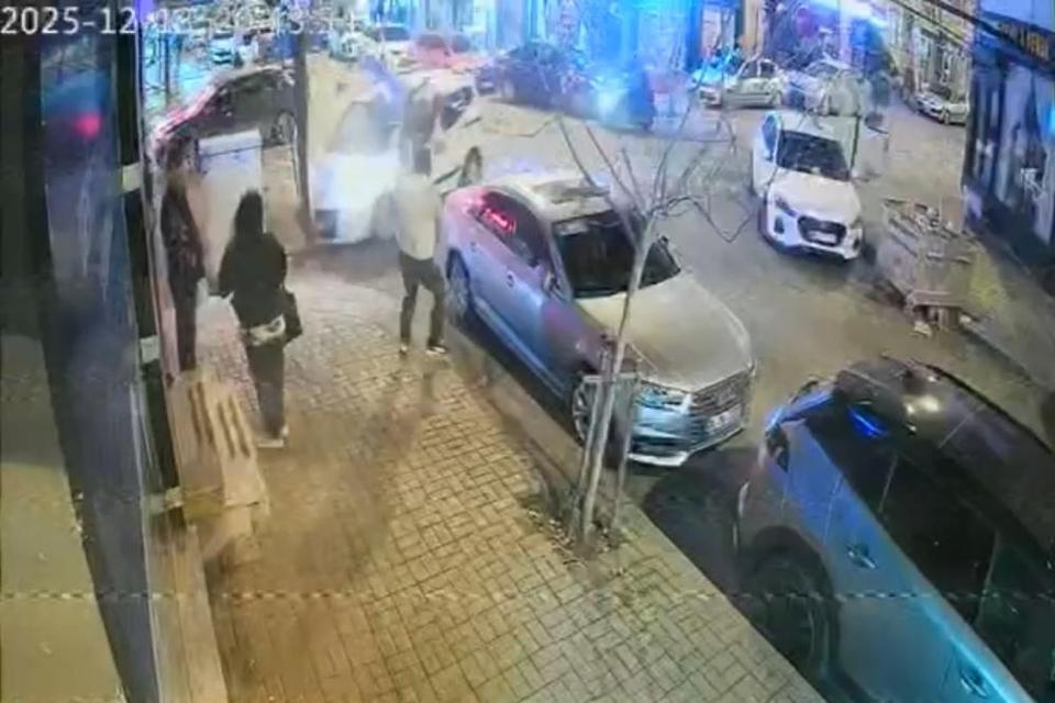 Araçla çarpışan motosikletli kaldırımdaki yayanın üzerine uçtu