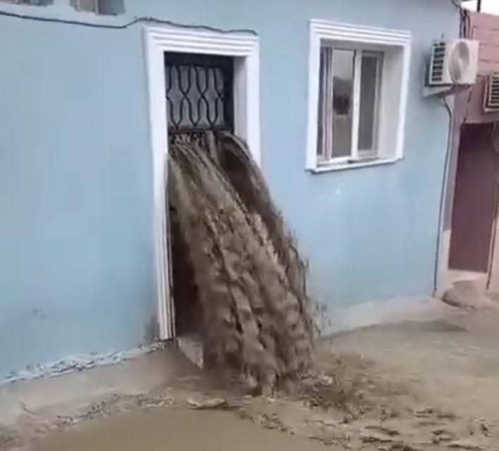 Sel suları evinin içinden geçti, ölümden döndü