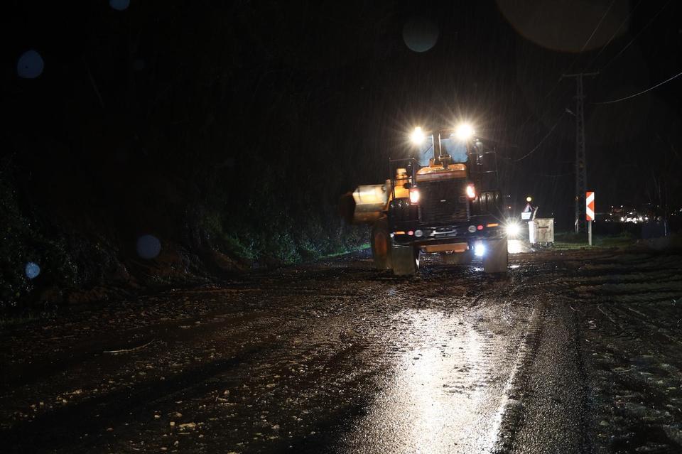 Sağanak sonrası heyelanlar meydana geldi