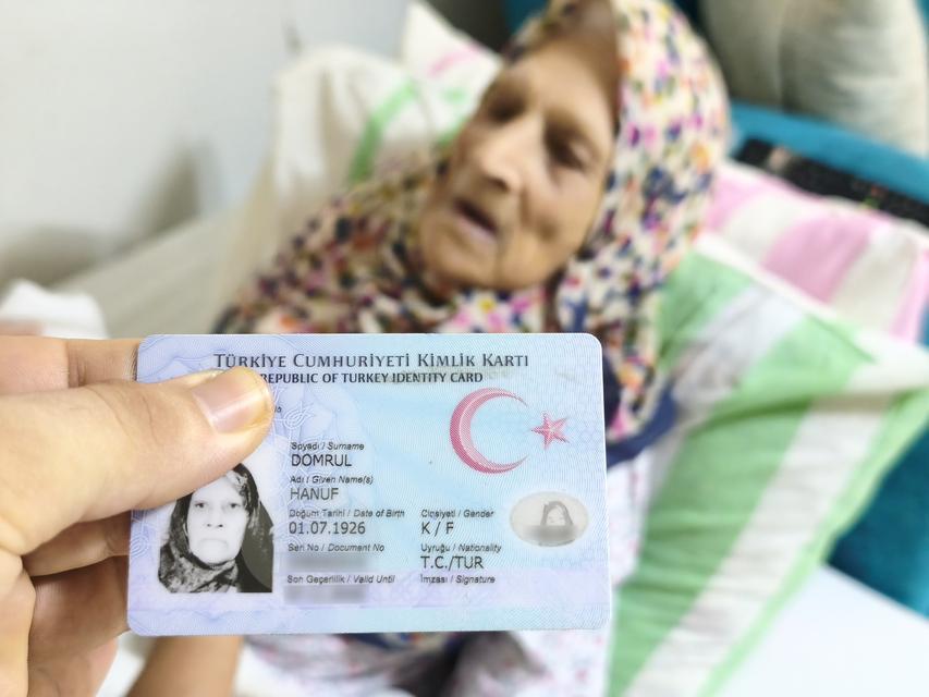100 yaşındaki kadın, torununun torununu görerek 171 kişilik aileye sahip oldu