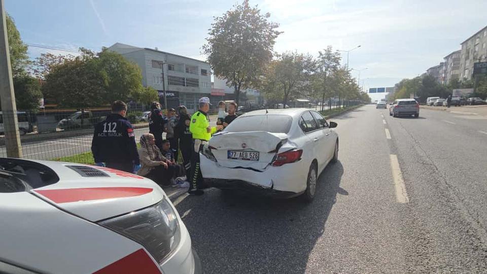 Tırın çarptığı otomobil metrelerce sürüklendi