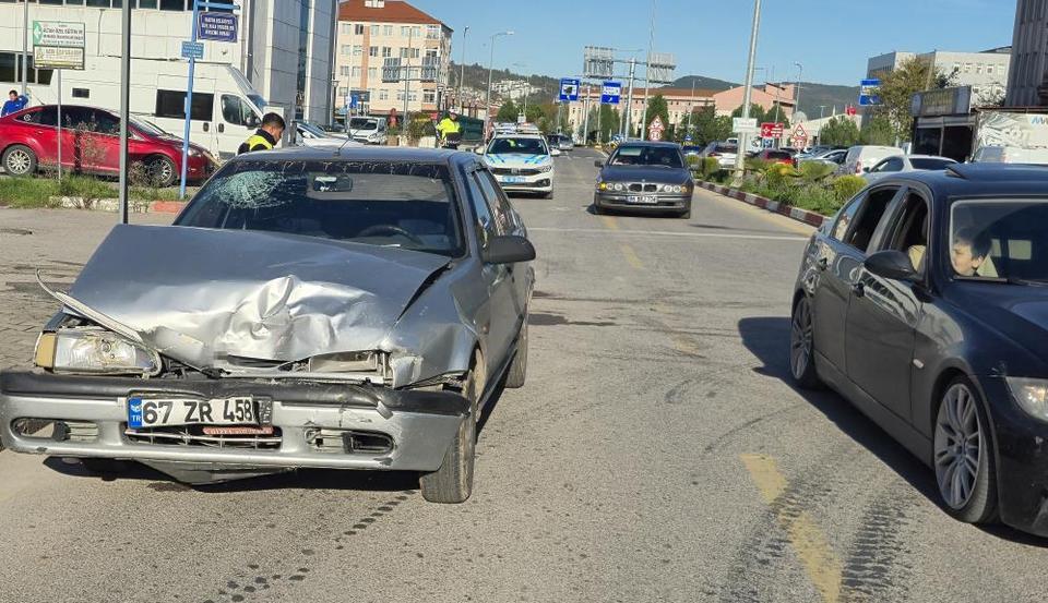 İki otomobil kavşakta çarpıştı: 3 yaralı