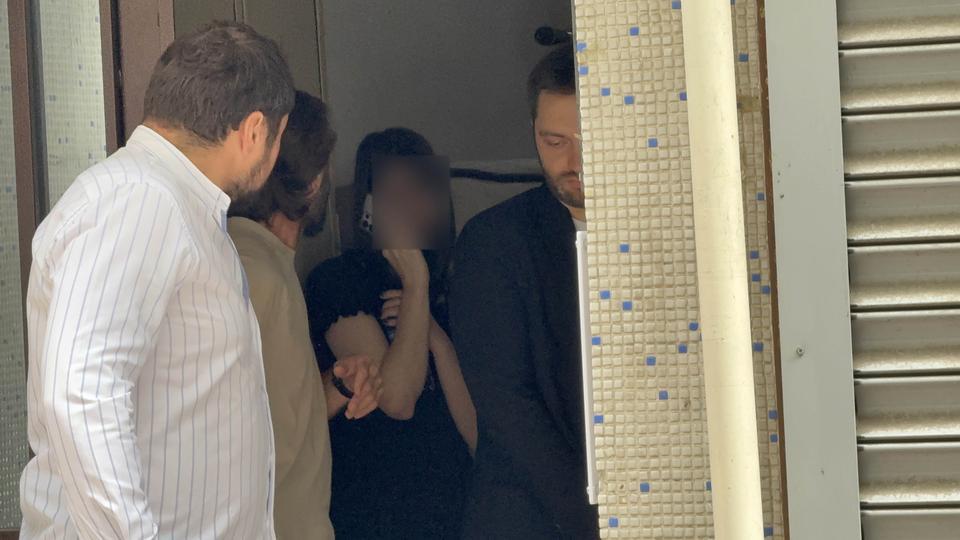 22 yaşındaki kadın çatıya çıkarak intihara kalkıştı