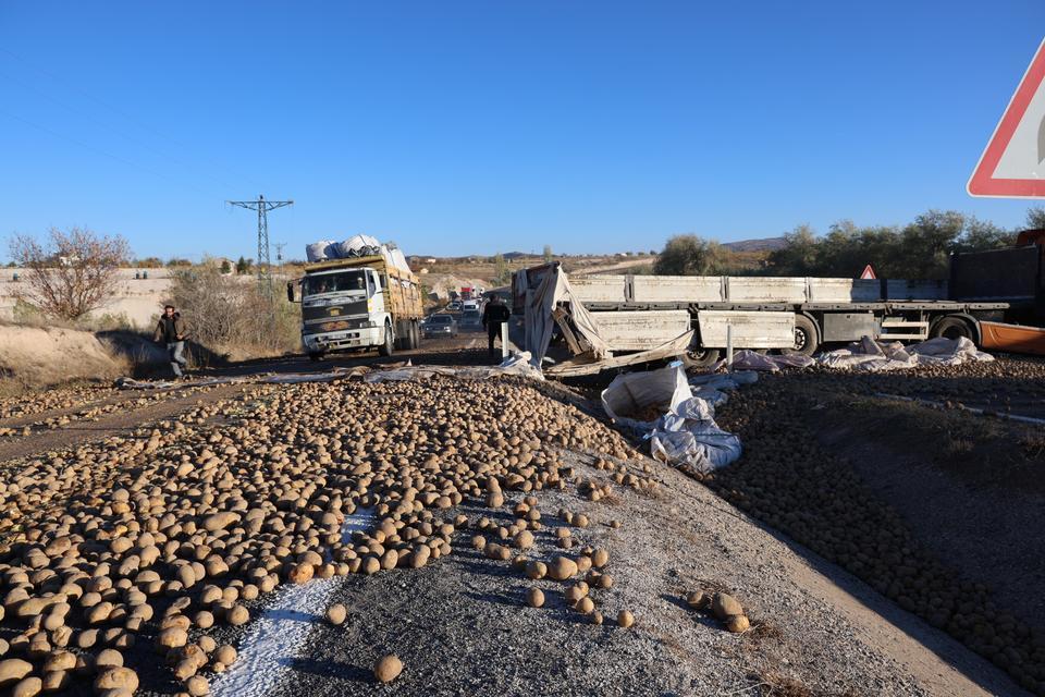 Patates yüklü tır devrildi: Yol trafiğe kapandı