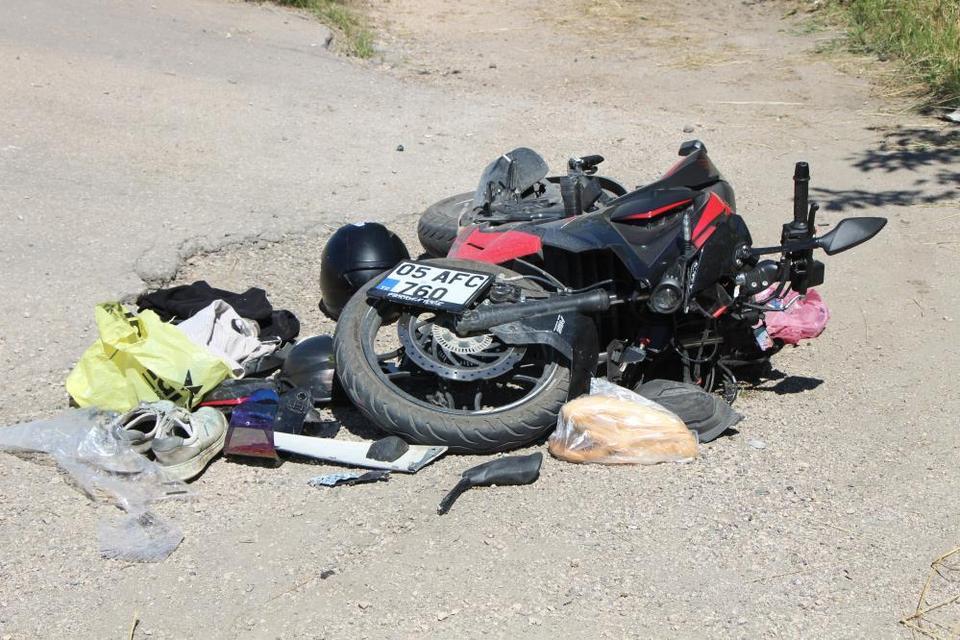 Motosikletler çarpıştı, geriye bu görüntü kaldı