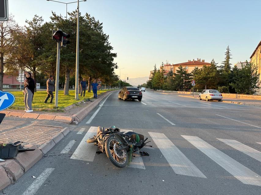 Otomobilin çarptığı motosiklet sürücüsü ağır yaralandı