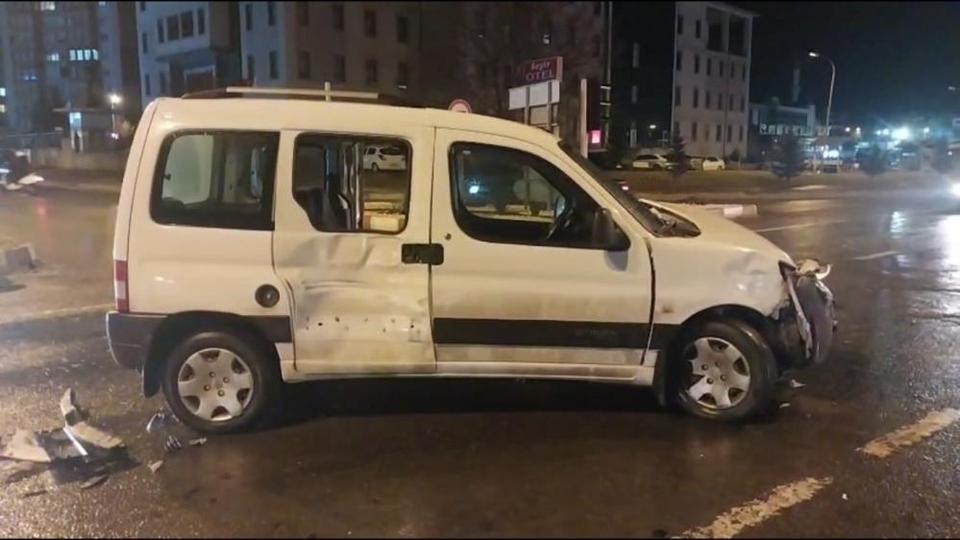 ambulans ile otomobil çarpıştı: 1 yaralı