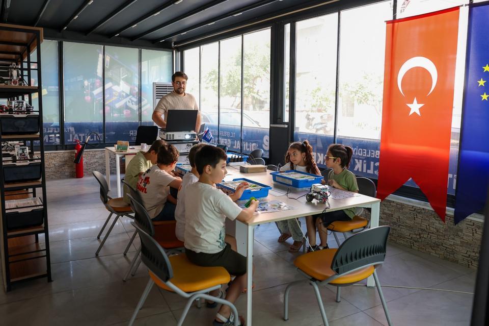 Efeler'de geleceğin yazılımcıları yetişiyor