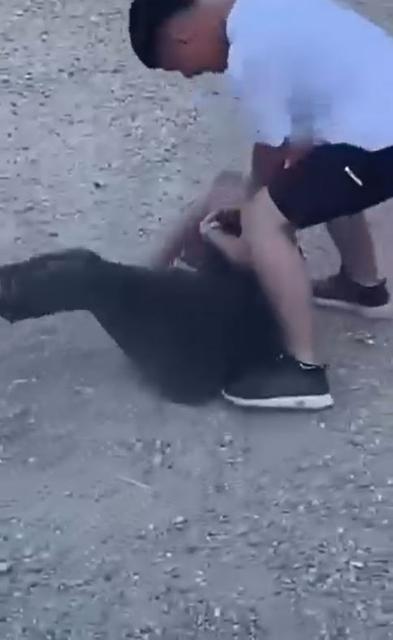 Gençlerin acımasızca kavgası kamerada