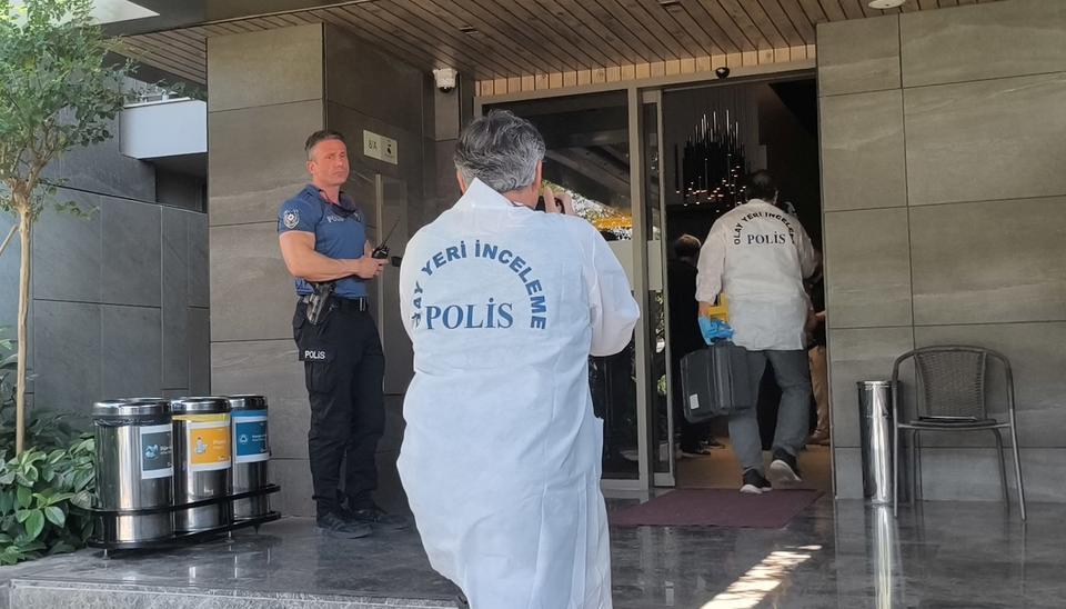 Otel odasında ölü bulundu, yanındaki maddeler ekipleri alarma geçirdi