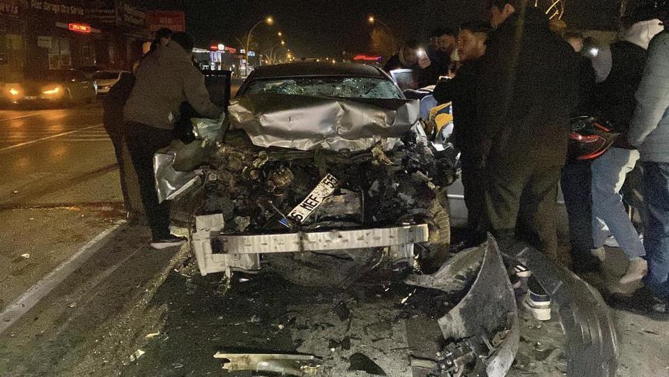 Trafik ışıklarında feci kaza: Otomobil hurdaya döndü, sürücü ağır yaralandı