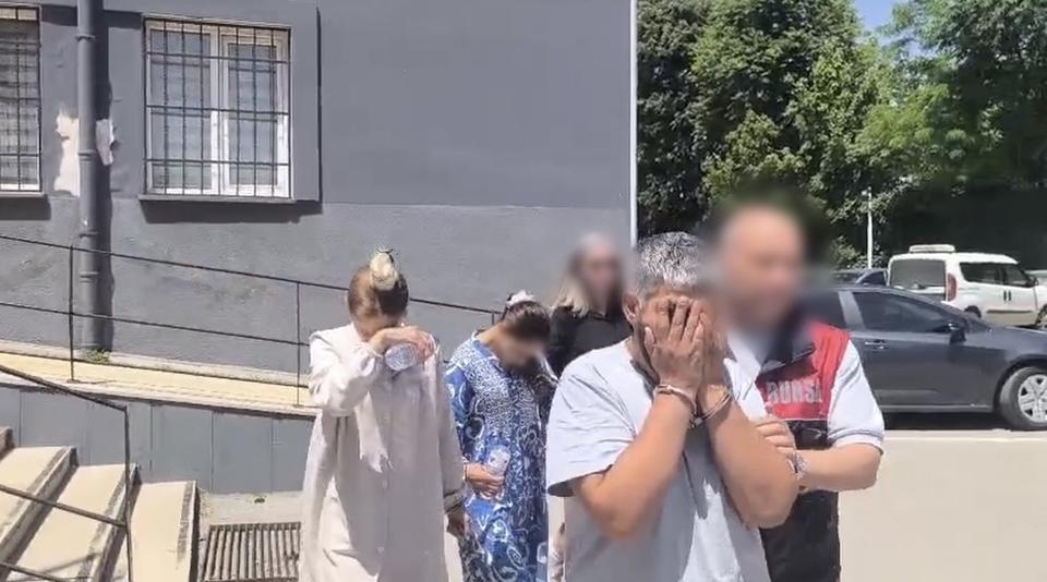 Çaldıkları çelik kasayla yakalandılar