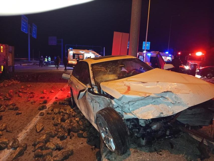 Tır ile otomobil çarpıştı: 3 yaralı