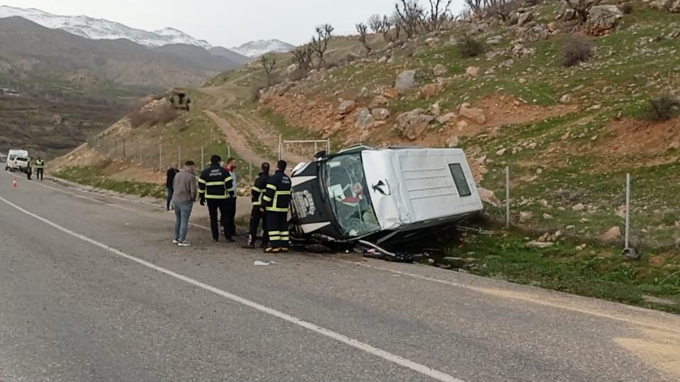 Siirt'in Pervari ilçesinde öğrenci minibüsünün devrilmesi sonucu meydana gelen kazada 1 öğrenci hayatını kaybetti, 6 kişi yaralandı.